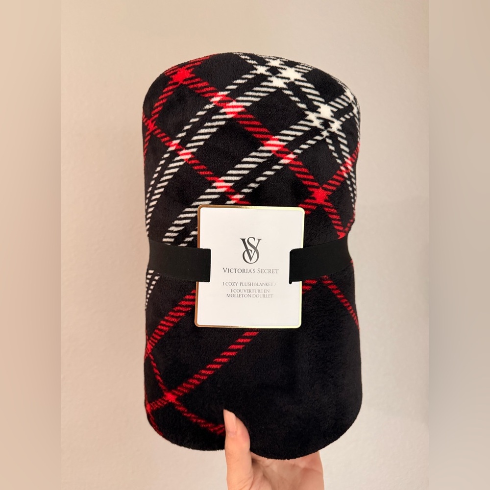 Victoria’s Secret Cozy Plush Blanket Black Red Plaid 50x60 Throw
